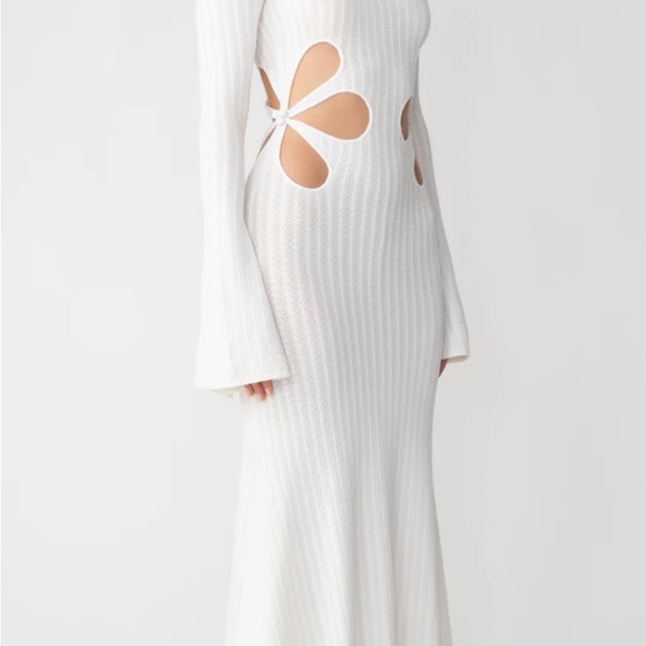 Elegant White Knit Dress - Picture 3 of 6